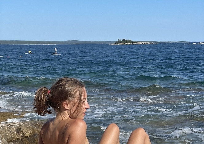 072923_beach_nude_chilling_and_stretching_on_vacation_with_miss_pussycat_brilla_cherry